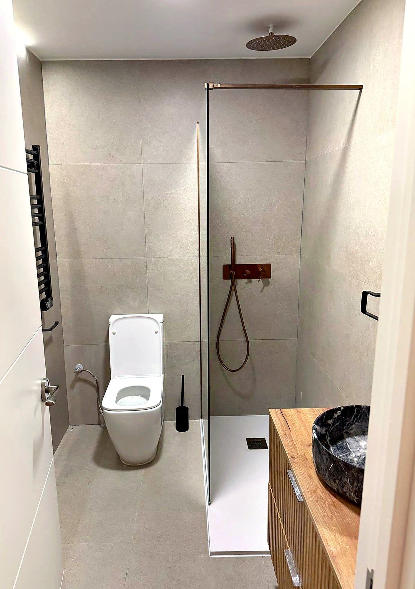 Baño Bronce: ducha con grifería empotrada en bronce, obra de Reforma tu Idea