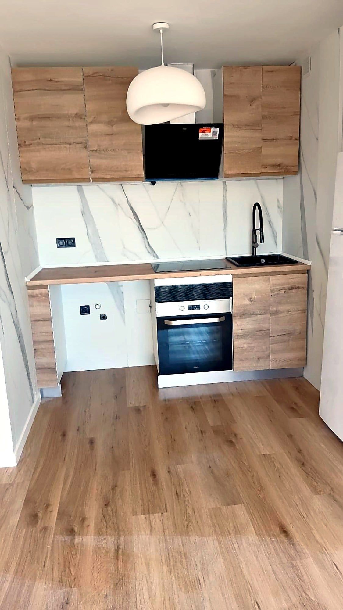 Cocina Calacatta: madera natural y frente efecto mármol, obra de Reforma tu Idea